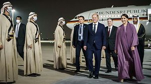Bundeskanzler Olaf Scholz auf dem Flughafen bei der Ankunft in Abu-Dhabi.