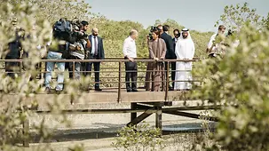 Bundeskanzler Olaf Scholz mit Mariam bint Mohammed Saeed Hareb Almheiri, Ministerin für Klimawandel und Umwelt, beim Besuch eines Mangrovenparks.