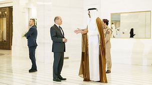 Bundeskanzler Olaf Scholz im Gespräch mit Tamim bin Hamad Al Thani, dem Emir von Katar.