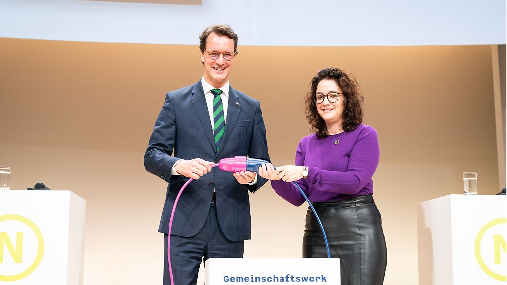 Sarah Ryglewski, Staatsministerin für die Bund-Länder-Koordination, und Hendrik Wüst, nordrhein-westfälischer Ministerpräsident, starten das Gemeinschaftswerk Nachhaltigkeit.