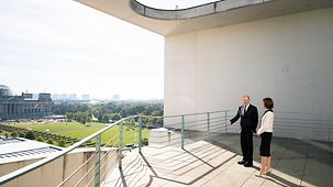 Federal Chancellor Olaf Scholz in conversation with President Maia Sandu of Moldova on the terrace of the Chancellery.