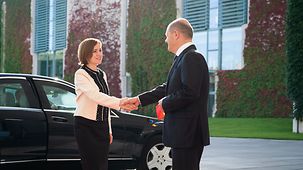 Federal Chancellor Olaf Scholz welcoming the President of Moldova, Maia Sandu.
