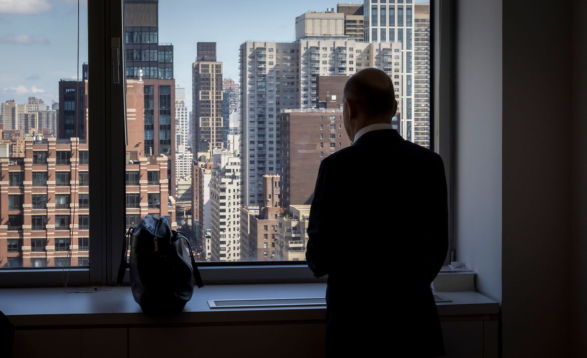Federal Chancellor Olaf Scholz looking out over New York.