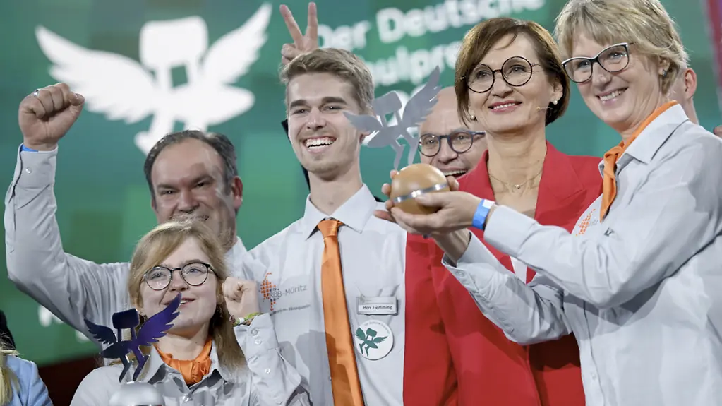 Bundesbildungsministerin Bettina Stark-Watzinger mit Preisträgern des Schulpreises.