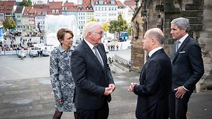 Bundeskanzler Scholz im Gespräch mit Bundespräsident Steinmeier vor dem Eingang des Erfurter Doms.