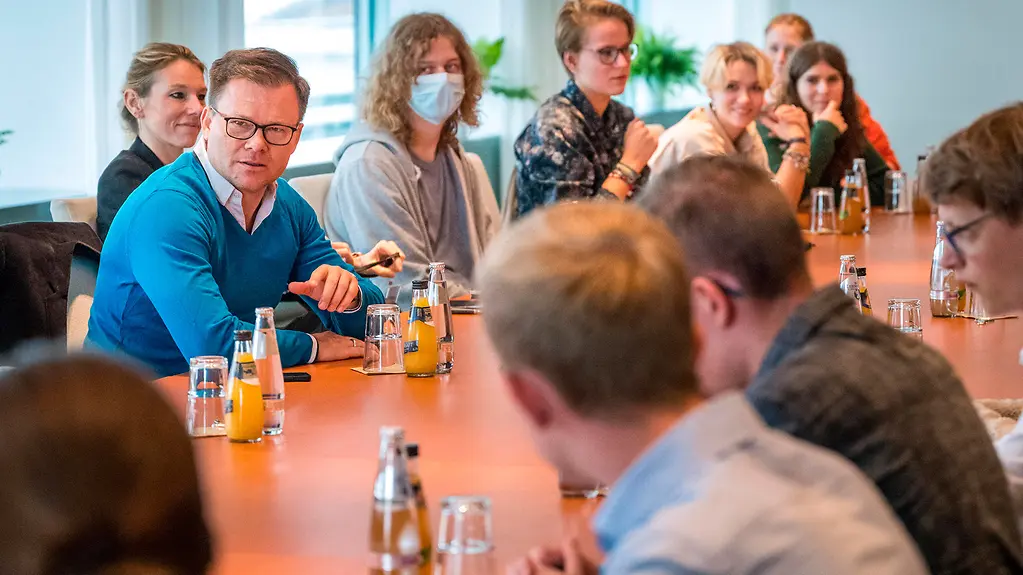 Carsten Schneider, Staatsminister für Ostdeutschland (hinten l.), im Gespräch mit Gewinnerinnen und Gewinnern des 69. Europäischen Wettbewerbes unter dem Motto "Nächster Halt: Nachhaltigkeit" im Bundeskanzleramt.