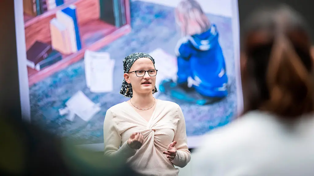 Annika Golembiewski, Gewinnerin (17 Jahre vom Gymnasium Oedeme), bei der Präsentation ihres Kunstwerkes des 69. Europäischen Wettbewerbes unter dem Motto "Nächster Halt: Nachhaltigkeit",
