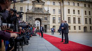 Bundeskanzler Olaf Scholz wird anlässlich eines Treffens der Europäischen Politischen Gemeinschaft von Petr Fiala, Tschechiens Ministerpräsident, begrüßt.