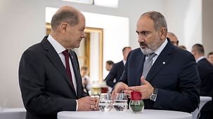 Bundeskanzler Olaf Scholz im Gespräch mit Nikol Paschinjan, Ministerpräsident von Armenien.