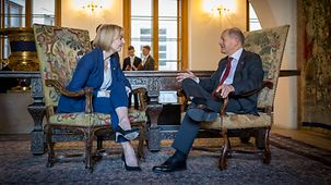 Bundeskanzler Olaf Scholz im Gespräch mit Liz Truss, britische Premierministerin.