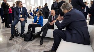 Bundeskanzler Olaf Scholz im Gespräch mit Andrej Plenkovic, Kroatiens Ministerpräsident.