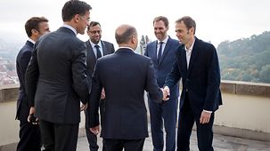 Bundeskanzler Scholz, der französische Präsident Macron und der niederländische Ministerpräsident Rutte treffen die Gründer des Brussels Institute for Geopolitics, Luuk van Middelaar, Hans Kribbe und Sébastien Lumet.