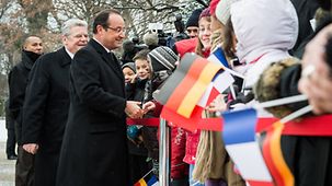 Hollande und Gauck begrüßen die Schülerinnen und Schüler.