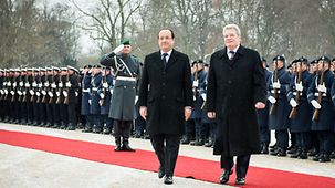 Gauck und Hollande vor der Ehrenformation der Bundeswehr.