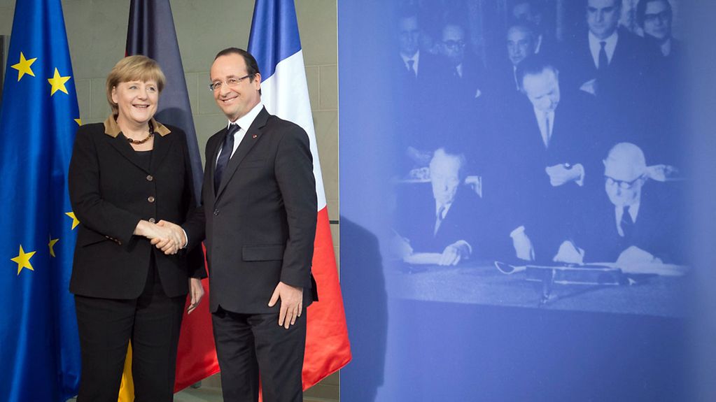 Bundeskanzlerin Angela Merkel und Präsident Hollande geben sich nach der Pressekonferenz die Hand