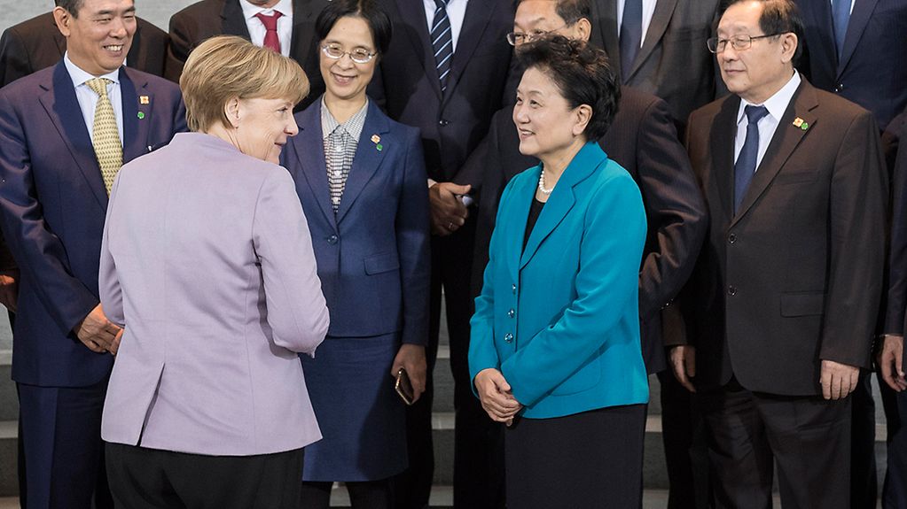 Bundeskanzlerin Angela Merkel unterhält sich mit Liu Yandong, stellvertretende Premierministerin der Volksrepublik China.