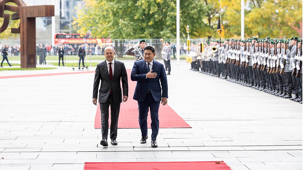 Auf dem Bild sind Bundeskanzler Scholz und der Premierminister der Mongolei, Luvsannamsrai Oyun-Erdene, zu sehen.
