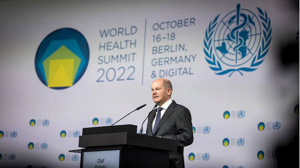 The picture shows Federal Chancellor Olaf Scholz standing behind a lectern at the World Health Summit.