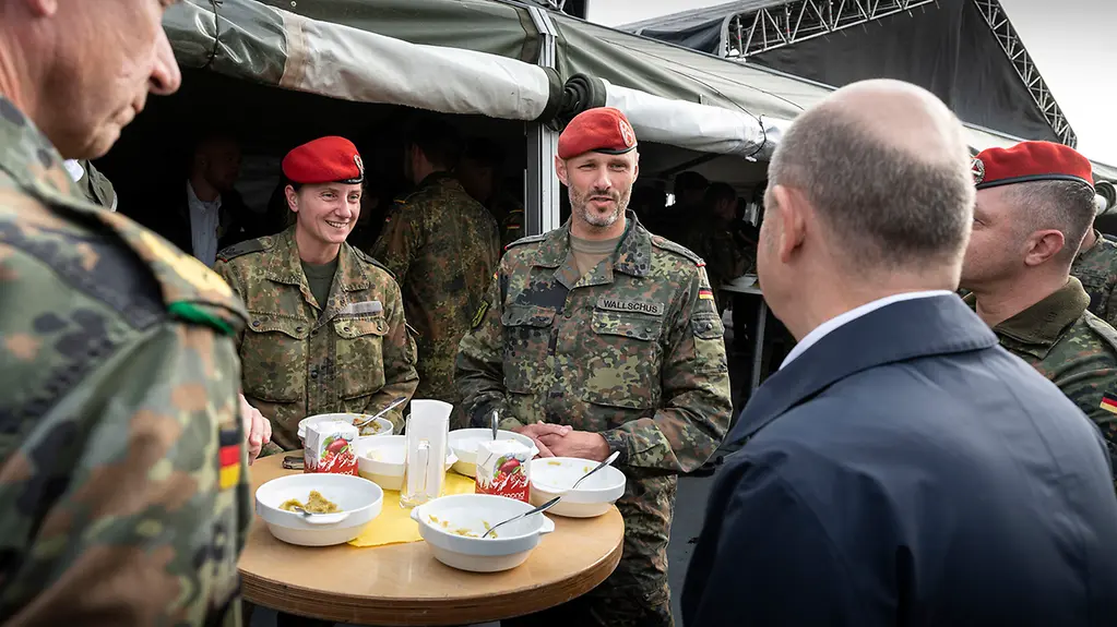 Bundeskanzler Olaf Scholz beim Besuch des Truppenübungsplatzes Bergen im Gespräch mit Soldaten.