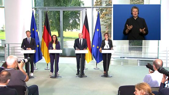 Bundeskanzler Scholz, Kai Niebert, Yasmin Fahimi, Marie-Luise Wolff bei der Presseunterrichtung der Allianz für Transformation