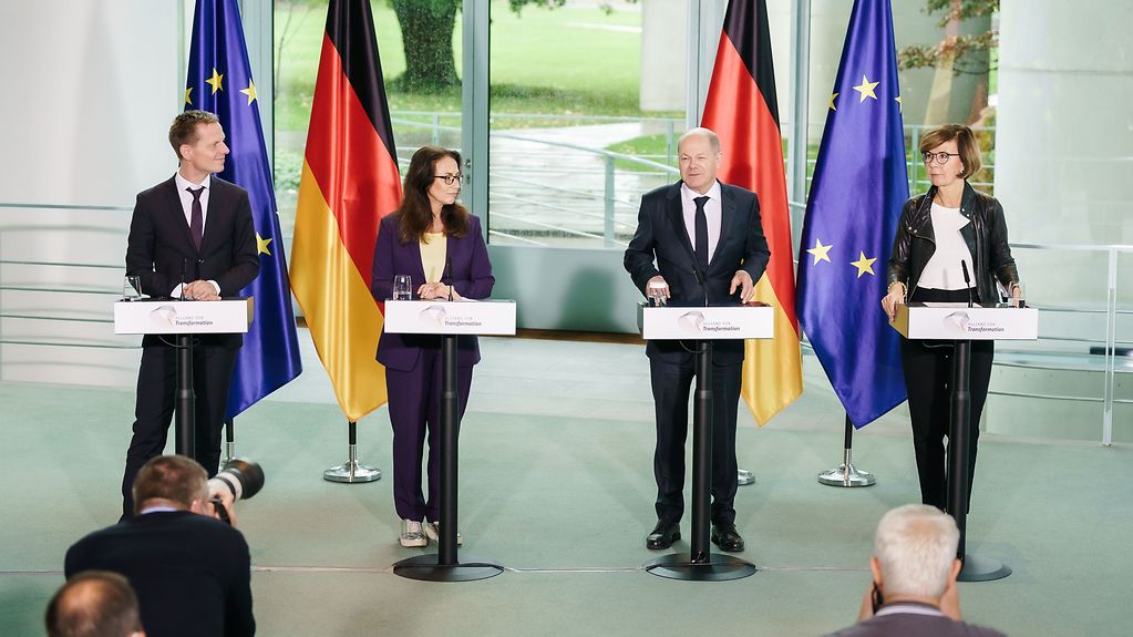 Bundeskanzler Scholz spricht auf der Pressekonferenz zur Allianz für Transformation zwischen Kai Niebert, Yasmin Fahimi und Marie-Luise Wolff. 