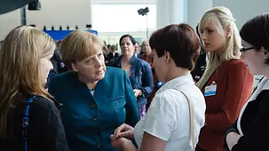 Bundeskanzlerin Angela Merkel im Gespräch mit jungen Nachwuchskräften.
