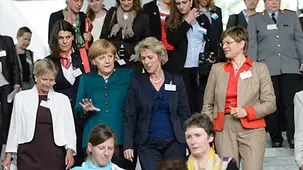 Merkel und Teilnehmerinnen auf dem Weg zum gemeinsamen Gruppenfoto.