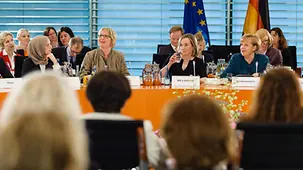 Bundeskanzlrin Angela Merkel, Bundesfamilienministerin Kristina Schröder und Teilnehmerinnen der Gesprächsrunde.
