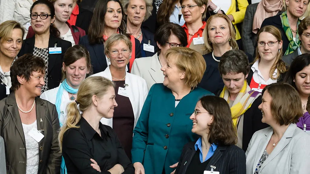 Angela Merkel mit mehreren Frauen im Kanzleramt
