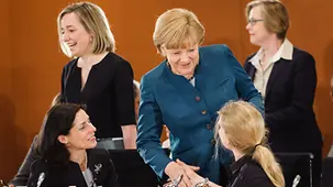 Bundeskanzlerin Angela Merkel begrüßt Teilnehmerinnen zum Gespräch im Kanzleramt.
