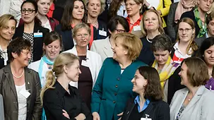 Gruppenfoto der Kanzlerin mit den weiblichen Spitzen- und Nachwuchskräften.