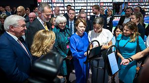 Bundespräsident Frank-Walter Steinmeier und Ehefrau Elke Büdenbender, das spanische Königspaar und Claudia Roth, Staatsministerin für Kultur und Medien, bei der Eröffnung der Buchmesse.