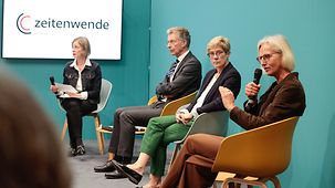 Christiane Hoffmann, stellvertretende Sprecherin der Bundesregierung, spricht bei einer Diskussionsrunde am Stand der Bundesregierung auf der Frankfurter Buchmesse.