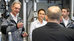 Scholz talking to skilled workers in the energy sector in Munich.