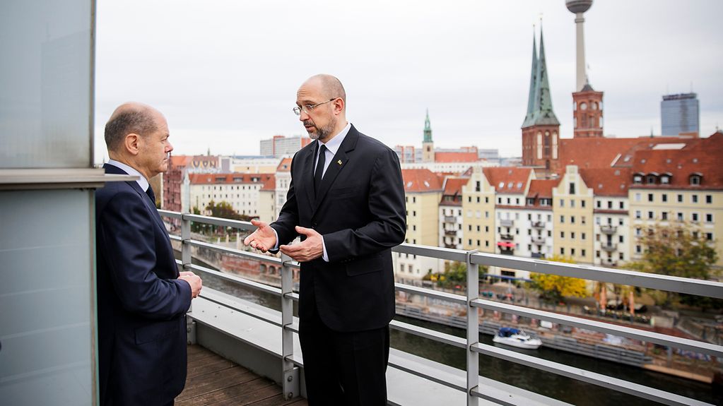 Bundeskanzler Olaf Scholz und Denys Schmyhal, Ministerpräsident der Ukraine, im Rahmen des Deutsch-Ukrainischen Wirtschaftsforums 