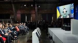 Volodymyr Zelensky, le président ukrainien, sur un moniteur lors de la conférence internationale d’experts sur la reconstruction de l’Ukraine