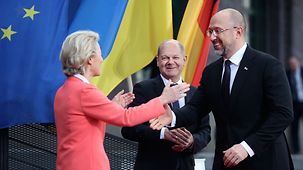 Le chancelier fédéral Olaf Scholz et Ursula von der Leyen, présidente de la Commission européenne, saluent le premier ministre ukrainien Denys Chmyhal à la conférence internationale d’experts sur la reconstruction de l’Ukraine.