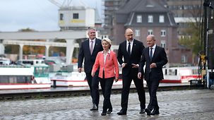 Mathias Cormann, le secrétaire général de l’OCDE, Ursula von der Leyen, la présidente de la Commission européenne, Denys Chmyhal, le premier ministre ukrainien, et le chancelier fédéral Olaf Scholz marchent côte à côte.
