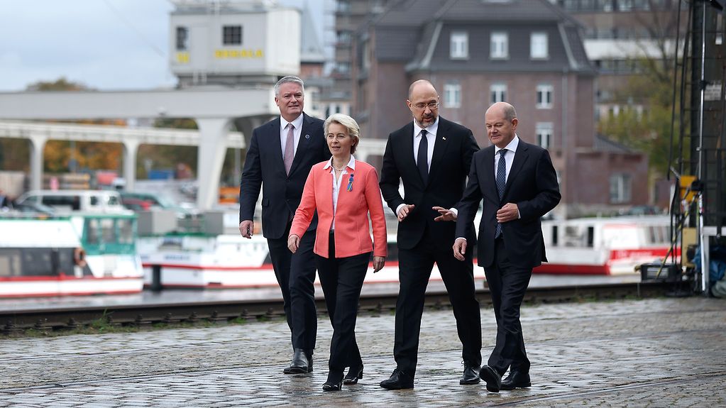 Sur la photo, le chancelier fédéral Olaf Scholz, la présidente de la Commission européenne Ursula von der Leyen, le premier ministre ukrainien Denys Chmyhal et le secrétaire général de l’OCDE Mathias Cormann