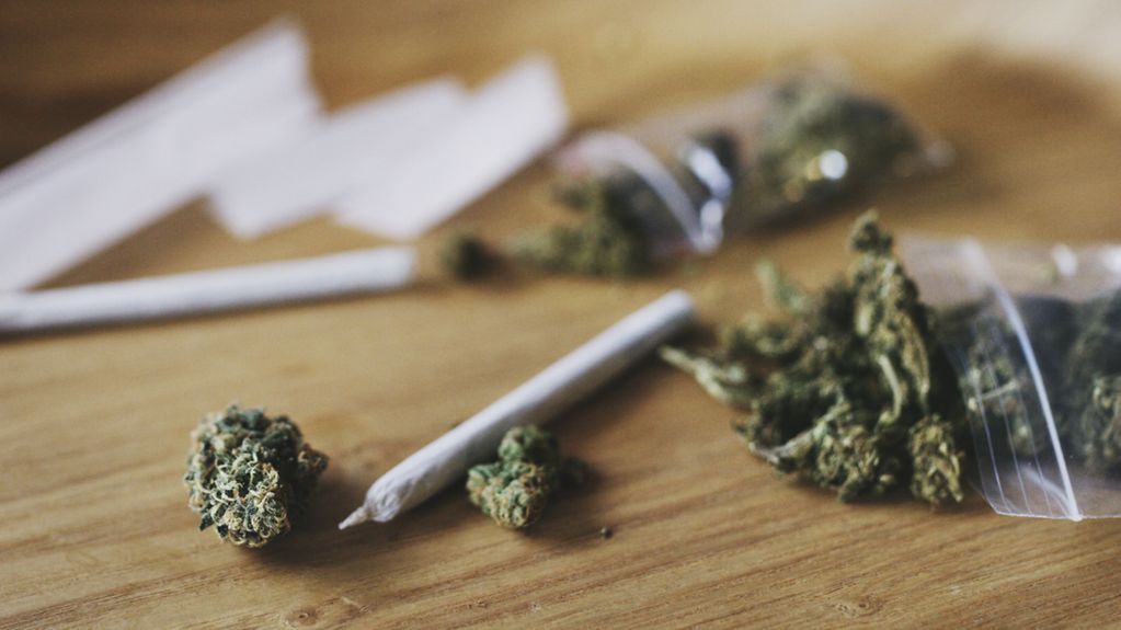 Auf dem Bild ist ein Joint sowie Cannabis zu sehen.
