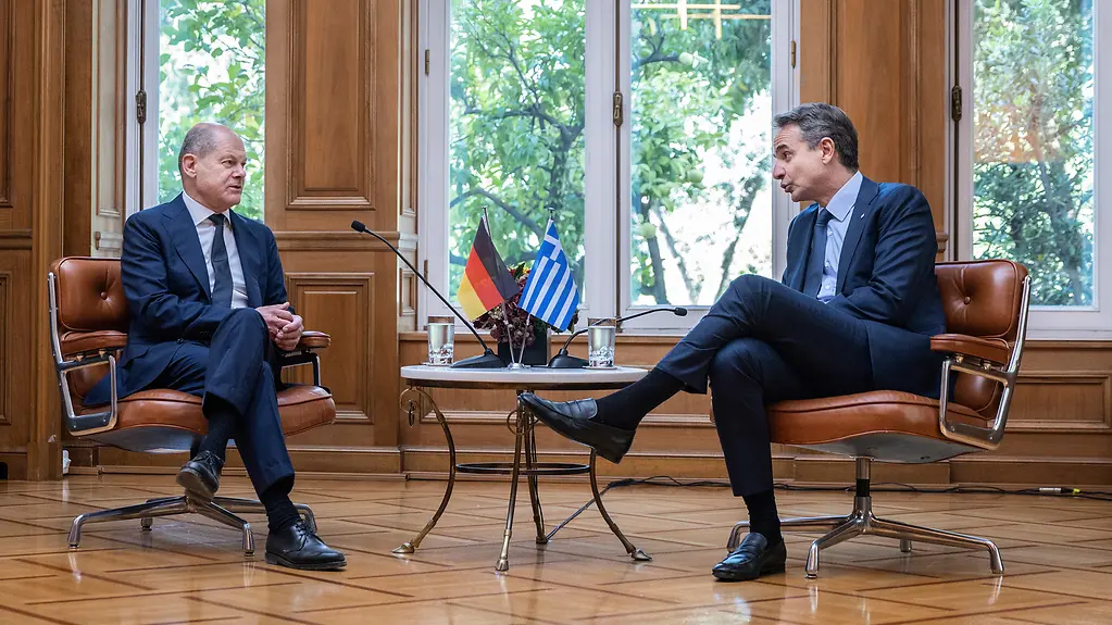 Bundeskanzler Olaf Scholz im bilateralen Gespräch mit Kyriakos Mitsotakis, Griechenlands Ministerpräsident. 