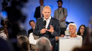 Bundeskanzler Olaf Scholz im Gespräch mit Bürgerinnen und Bürgern.