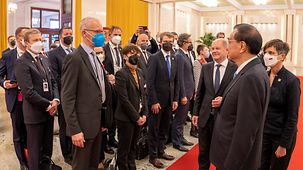 Bundeskanzler Olaf Scholz und Li Keqiang, Chinas Premierminister, bei der Vorstellung der Delegation.