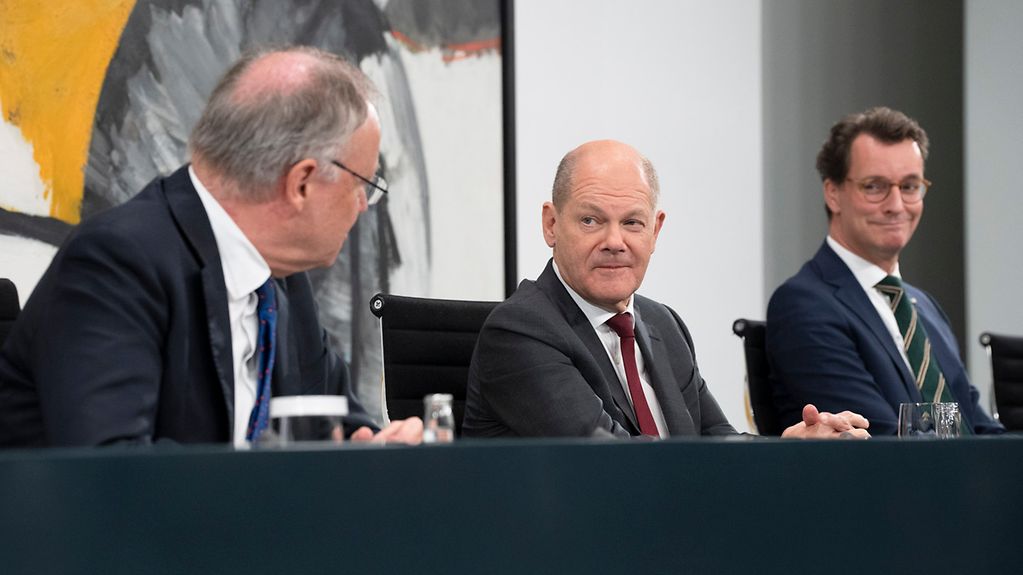 Le chancelier fédéral Olaf Scholz aux côtés des ministres-présidents Stephan Weil (à g.) et Hendrik Wüst