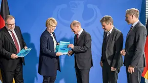 Bundeskanzler Scholz bekommt den Endbericht der Kommission "Erdgas und Wärme" überreicht.