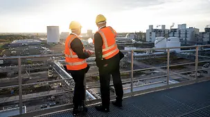 Bundeskanzler Olaf Scholz im Gespräch beim Besuch von BASF.