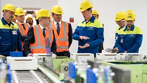 Bundeskanzler Olaf Scholz im Gespräch beim Besuch von BASF.
