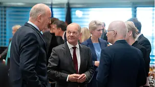 Bundeskanzler Olaf Scholz bei einer Besprechung mit den Regierungschefinnen und Regierungschefs der Länder mit Dietmar Woidke und Peter Tschentscher.