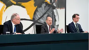 Bundeskanzler Olaf Scholz spricht auf einer Pressekonferenz zwischen Stephan Weil, niedersächsische Ministerpräsident, und Hendrik Wüst, nordrhein-westfälischer Ministerpräsident.