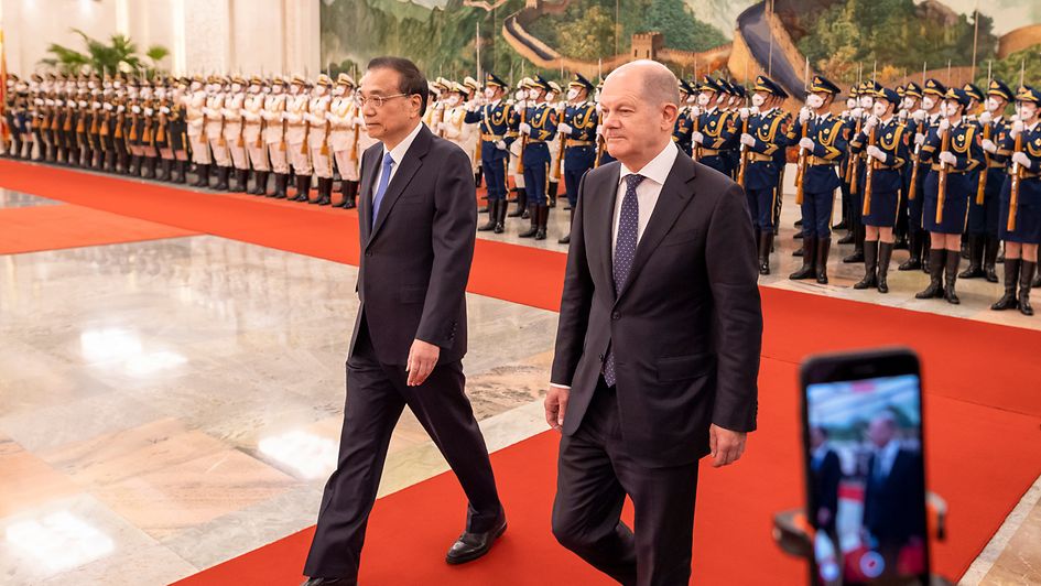 Le chancelier fédéral Olaf Scholz est reçu par Li Keqiang, premier ministre de Chine, avec les honneurs militaires.